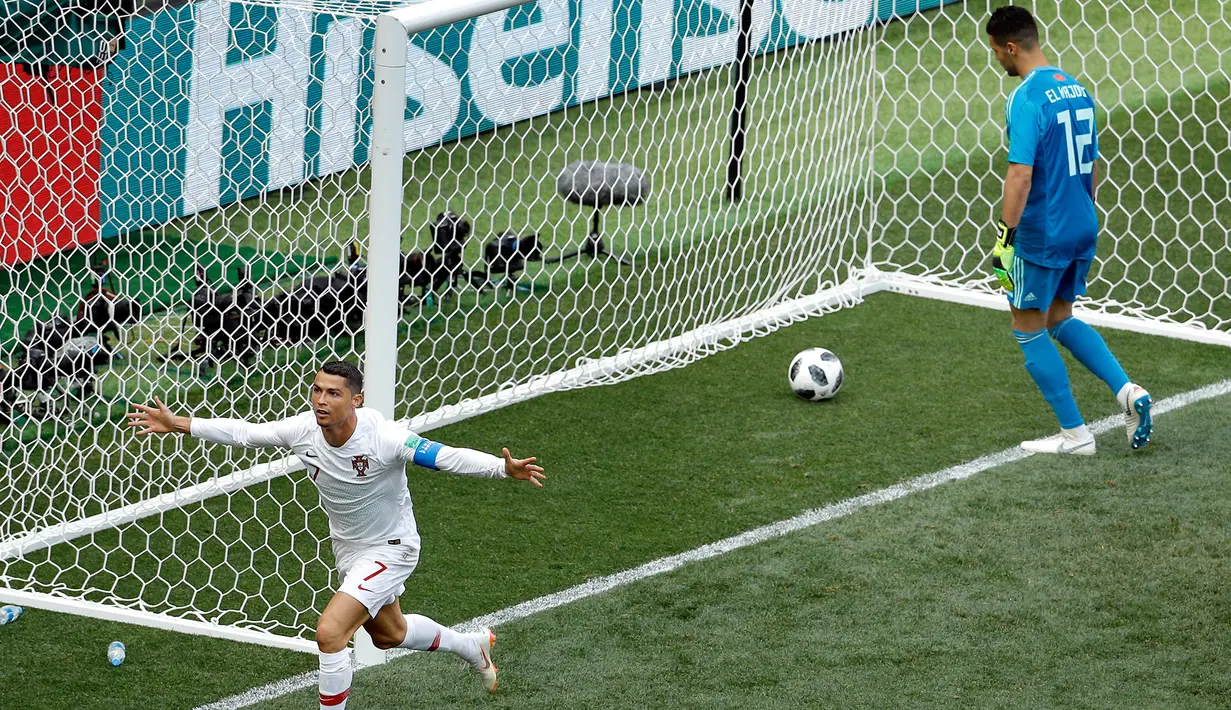 Penyerang Portugal, Cristiano Ronaldo berselebrasi usai mencetak gol ke gawang kiper Maroko, Anthony Lopes pada grup B Piala Dunia 2018 di Stadion Luzhniki di Moskow, Rusia (20/6). Portugal menang tipis 1-0 atas Maroko. (AP Photo / Victor Caivano)