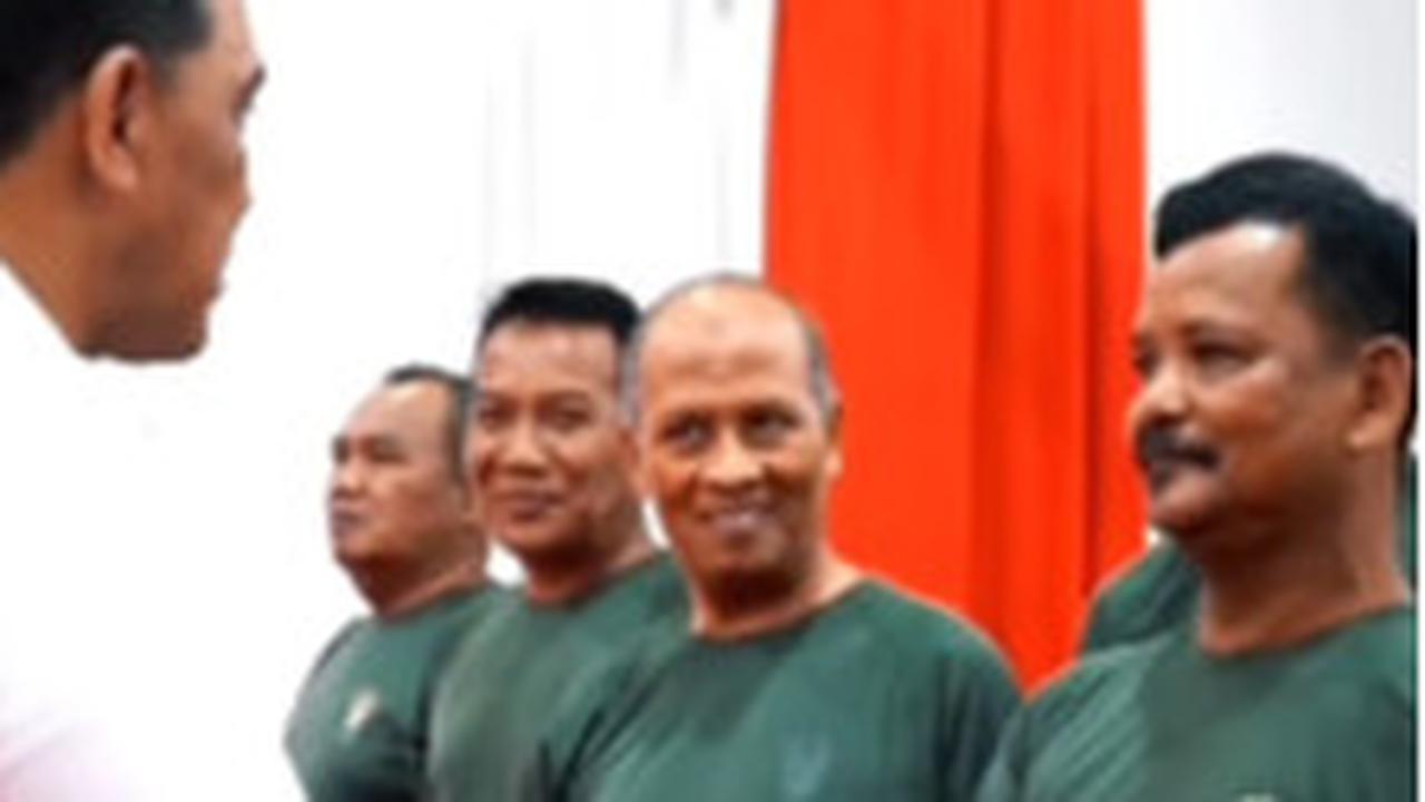 Pak Kumis Anggota Babinsa Ternyata Juragan Kambing, Sumringah saat Ternaknya Dibeli Mayjen TNI