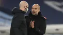 Pelatih Manchester City, Pep Guardiola, berbicara kepada ofisial wasit saat pertandingan melawan West Brom pada laga lanjutan Liga Inggris di Etihad Stadium, Rabu (16/12/2020). Pep Guardiola melakukan protes karena durasi injury time yang dianggap sedikit. (AFP/ Martin Rickett/pool)