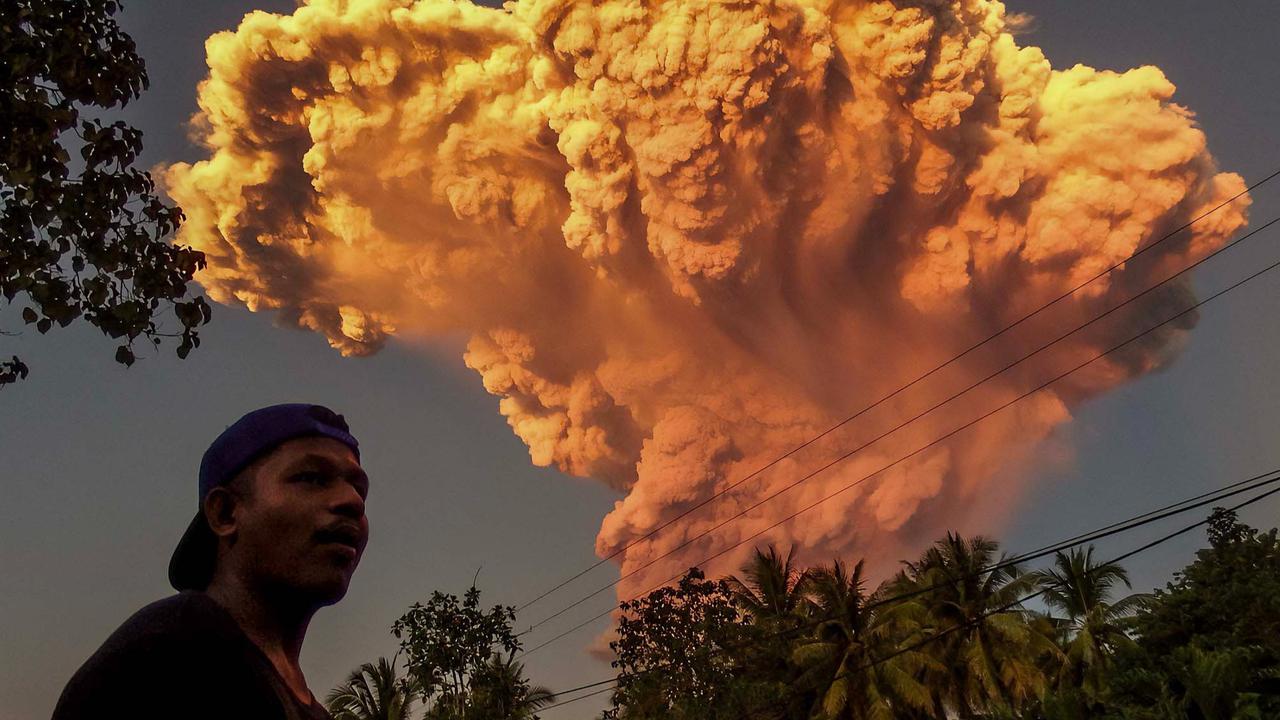 FOTO: Erupsi Dahsyat Gunung Gunung Lewotobi Laki-Laki, Status Menjadi Awas