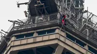 Nekat, Pria Ini Memanjat Menara Eiffel Selama Berjam-jam