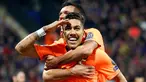 Pemain Liverpool, Roberto Firmino (depan) dan Dejan Lovren merayakan gol ke gawang Maribor dalam lanjutan fase Grup E Liga Champions di Stadion Ljudski Maribor, Selasa (17/10). Dua gol Firmino mewarnai kemenangan telak Liverpool, 7-0. (AP/Darko Bandic)