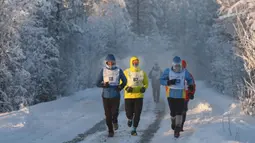 Sejumlah pelari ikut serta dalam maraton terdingin di dunia internasional pada suhu minus 53 derajat (-63,4 Fahrenheit) di dekat Oymyakon, republik Sakha, juga dikenal sebagai Yakutia, Timur Jauh Rusia, Sabtu, 22 Januari 2022. (AP/Ivan Nikiforov)