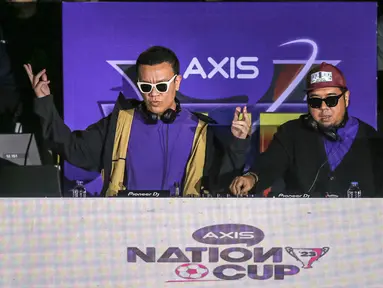 Diskoria menghibur penonton yang hadir untuk menyaksikan Grand Final AXIS Nation Cup 2023 di Istora Senayan, Minggu (15/10/2023). Seluruh penonton kompak ikut bernanyi saat Diskoria membawakan lagu C.H.R.I.S.Y.E dan Badai Telah Berlalu. (Bola.com/Bagaskara Lazuardi)