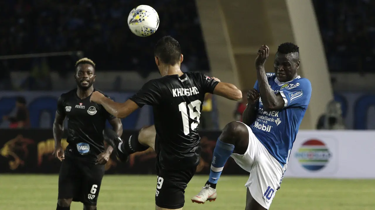 Striker Persib Bandung, Ezechiel N'Douasel, berusaha merebut bola saat melawan TIRA Persikabo pada laga Piala Presiden 2019. (Bola.com/Yoppy Renato)