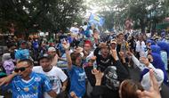 Beberapa fans berjoget di jalan saat melakukan pawai di Kota Bandung, Sabtu (1/6/2024) untuk menyambut kedatangan skuad Persib Bandung usai menjadi juara Championship Series BRI Liga 1 2023/2024. (Bola.com/M Iqbal Ichsan)