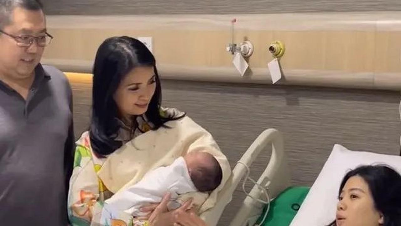 Potret Liliana Gendong Sang Cucu