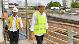 Presiden Joko Widodo (Jokowi) ditemani oleh Menteri PUPR Basuki Hadimuljono meninjau pembangunan sodetan dari Sungai Ciliwung menuju Kanal Banjir Timur (KBT), Jakarta Timur, Selasa (24/11/2023). Peninjauan dilakukan di tiga titik Jalan Otista (inlet Kali Ciliwung), Jalan Otista III (arriving shaft/titik pertemuan), dan KBT sisi belakang kampus Trisakti (outlet). (FOTO: Agus Suparto/Biro Pers Istana Kepresidenan)