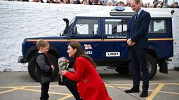 Pangeran William dan Kate Middleton saat mengunjungi Wales pada 27 Februari 2022. (Foto: Paul Ellis/Pool Photo vis AP)