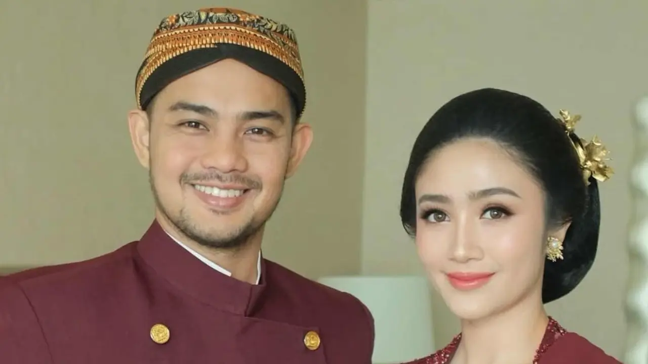 Febby Rastanty di Pernikahan sang Adik didampingi suami. [@febbyrastanty]
