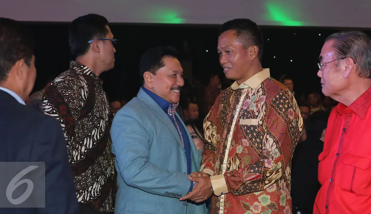 Kapolda Metro Jaya, Irjen Pol Moechgiyarto bersalaman dengan mantan Kepala BIN, A.M. Hendropriyono pada saat acara Pisah Sambut Kapolda Metro Jaya di Balai Pertemuan Polda Metro Jaya, Jakarta, Senin (21/3). (Liputan6.com/Herman Zakharia)