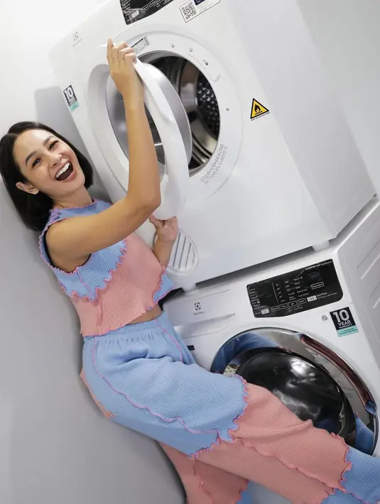 Pakaian dengan permainan patch biru langit dan peach membuat tampilan cute seperti cotton candy ala Andien ini (Foto: Instagram Andien)