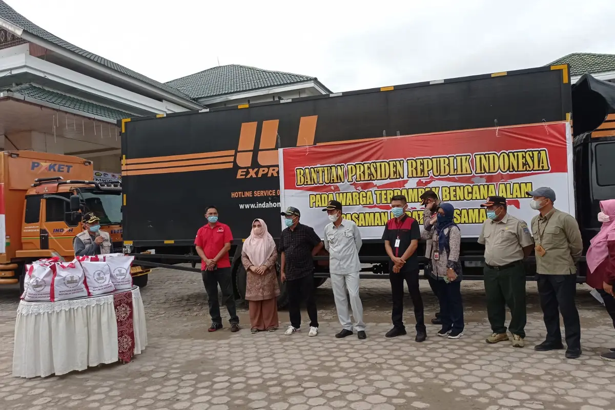 Paket bantuan Presiden untuk korban gempa Pasaman Barat dan Pasaman tiba di Kantor Bupati Pasaman Barat. (Liputan6.com/ Novia Harlina)