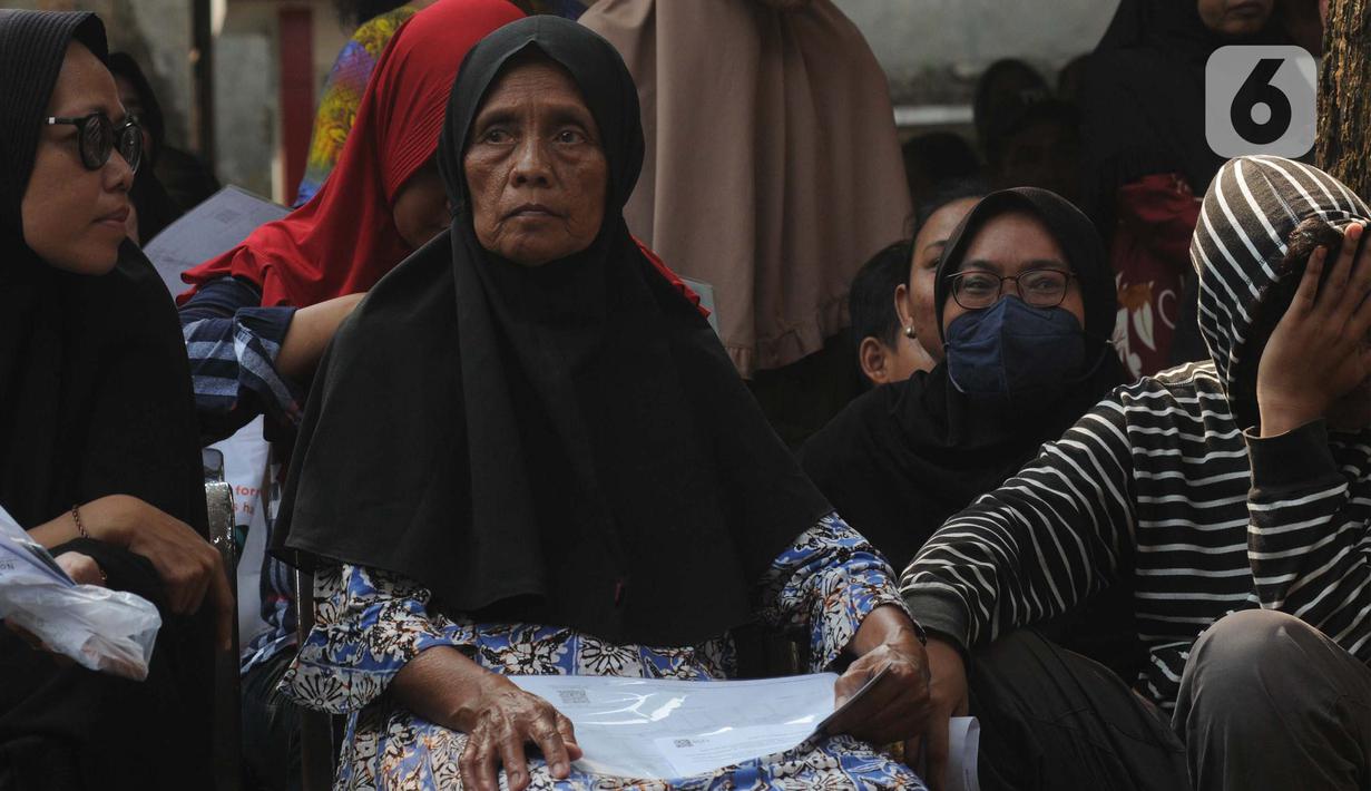 Untuk pengambilan bantuan warga diminta membawa Kartu Keluarga (KK) dan KTP. (merdeka.com/Imam Buhori)