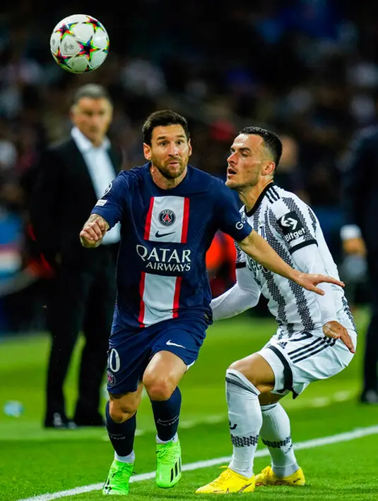 Pemain Paris Saint-Germain (PSG) Lionel Messi (kiri) berebut bola dengan pemain Juventus Filip Kostic pada pertandingan sepak bola Grup H Liga Champions di Stadion Parc des Princes, Paris, Prancis, 6 September 2022. PSG mengalahkan Juventus dengan skor 2-1. (AP Photo/Thibault Camus)
