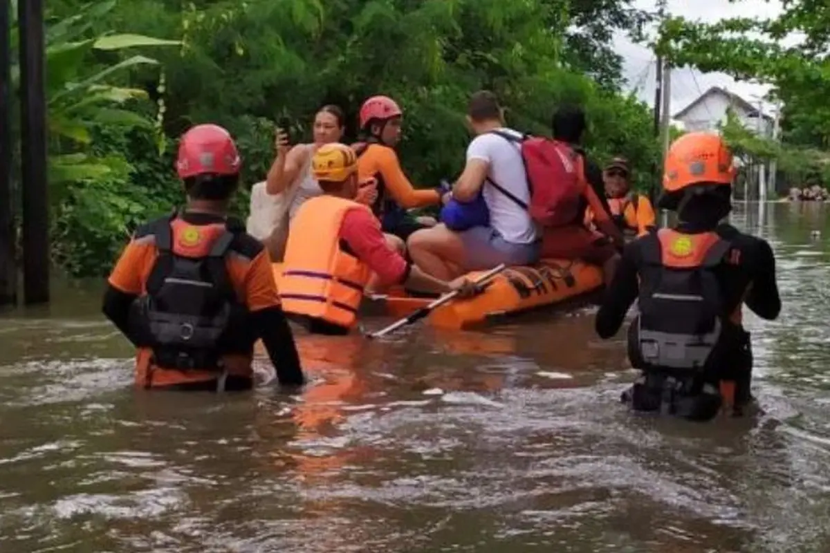 Tim SAR Gabungan Evakuasi 33 Wisatawan, Termasuk 6 Balita yang Terjebak Banjir di Seminyak Bali