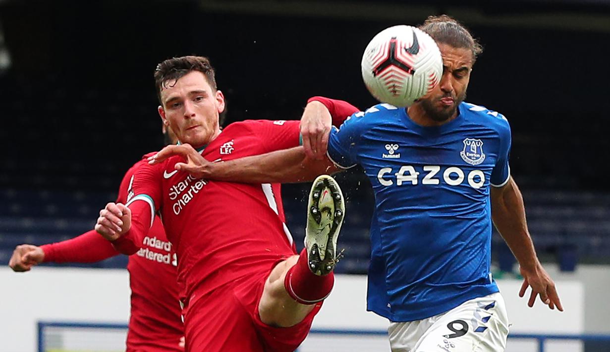 Penyerang Everton, Dominic Calvert-Lewin, berebut bola dengan Bek Liverpool, Andrew Robertson, pada laga lanjutan Liga Inggris di Goodison Park, Sabtu (17/10/2020) malam WIB. Liverpool bermain imbang 2-2 atas Everton. (AFP/Peter Byrne/pool)