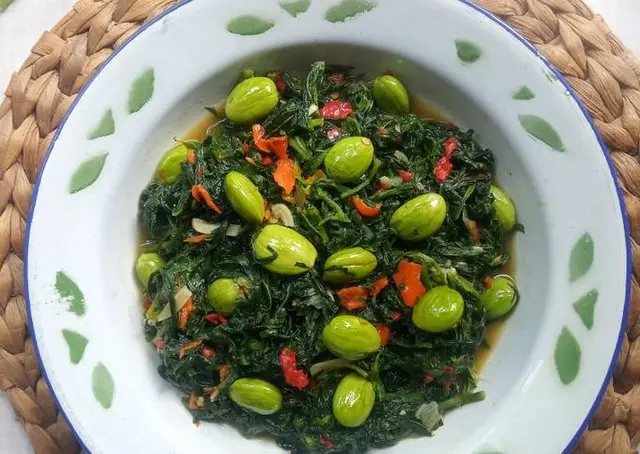 12 Resep tumis daun singkong yang gampang dibuat dan bikin nagih