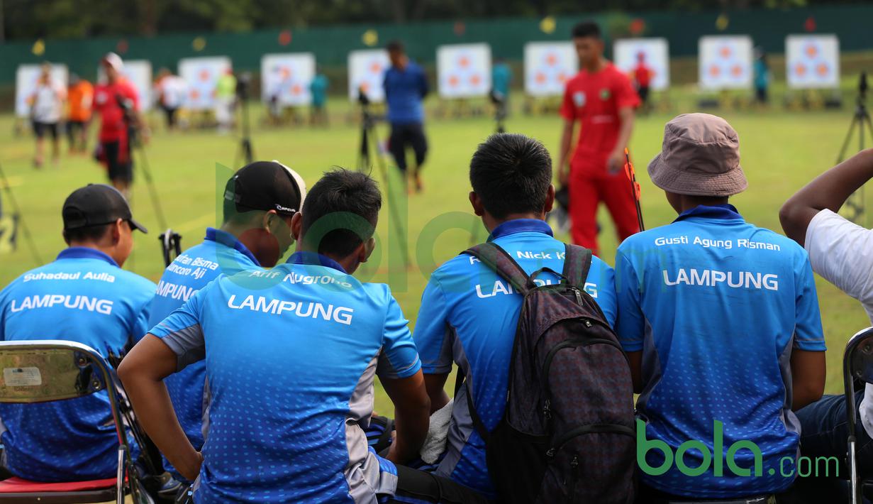 Para Atlet Panahan asal Lampung, saat beraksi pada Kualifikasi PON XIX-2016 Jawa Barat di Lapangan Panahan Senayan, Jakarta, Selasa (24/11/2015). (Bola.com/Nicklas Hanoatubun)