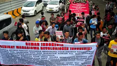 Serikat Mahasiswa Indonesia (Semar Indonesia) menggelar aksi unjuk rasa di depan Mabes Polri, Jakarta, Kamis (23/4/2015). Mereka mendukung kepemimpinan Kapolri Jenderal Pol Badrodin Haiti dan Wakapolri Komjen Pol Budi Gunawan. (Liputan6.com/Yoopy Renato)