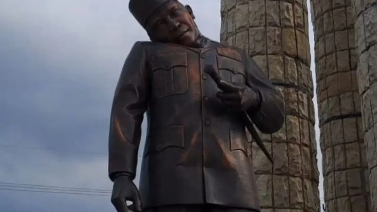 Penampakan kerusakan pada patung Presiden pertama RI Soekarno sebelum diturunkan oleh pemerintah daerah di kawasan Alun-Alun Indramayu.