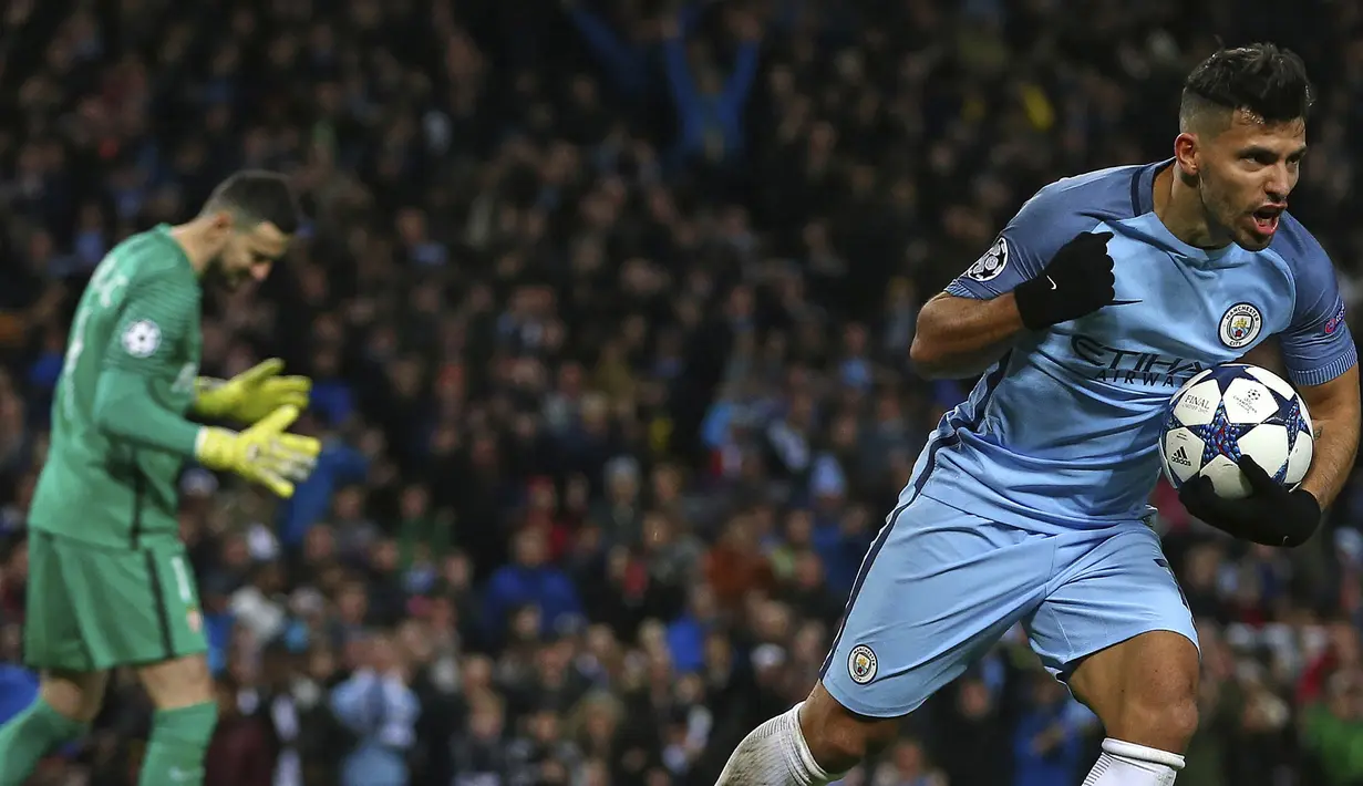 Striker Manchester City, Sergio Aguero, merayakan gol yang dicetaknya ke gawang Monaco. Dengan kemenangan ini City cukup dengan hasil seri pada leg kedua untuk lolos ke perempat final. (AP/Dave Thompson)