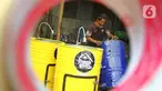 Perajin memproduksi wastafel portabel berbahan baku drum di workshop Galuh Creatives, Tangerang Selatan, Sabtu (30/5/2020). Wacana pemerintah menerapkan tatanan normal baru berimbas pada meningkatnya pesanan wastafel portabel untuk kebutuhan masyarakat di wilayah Jabotabek. (merdeka.com/Arie Basuki)