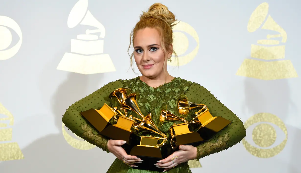 Adele meraih 5 piala dari 5 nominasi yang ia peroleh di ajang Grammy Awards 2017 di Staples Center, Los Angeles, Minggu (12/2). Adele mematahkan piala Grammy yang diterimanya menjadi dua bagian yang didedikasikan untuk Beyonce. (AP PHOTO)