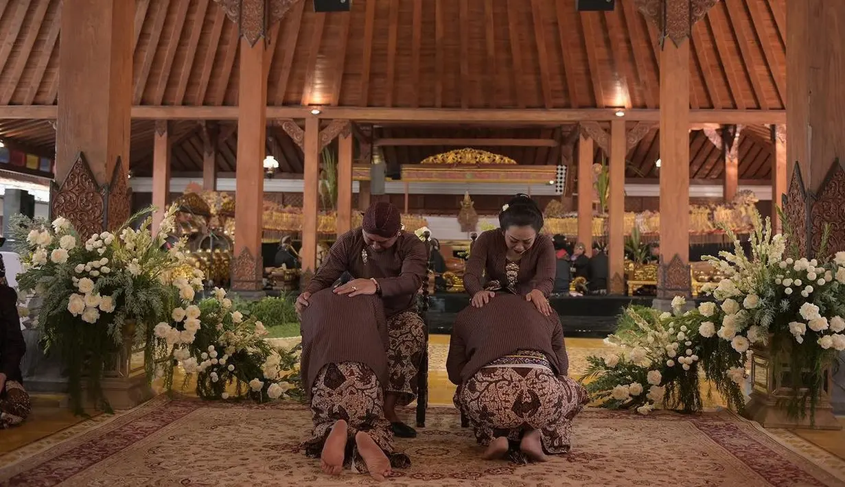 "Alhamdulillah @koko_ko_koko @aksaauyun @diksanajaaa @pendopotulungo 🥰 Anak Lanang 2 Arane UGER UGER LAWANG. Ruwatan MURWAKALA berdoa, memohon kepada Allah, Tuhan Yang Maha Esa agar dihindarkan dan dijauhkan dari segala malapetaka. #ruwatan #nguriuribudaya," tulis showimah. [Instagram/showimah]