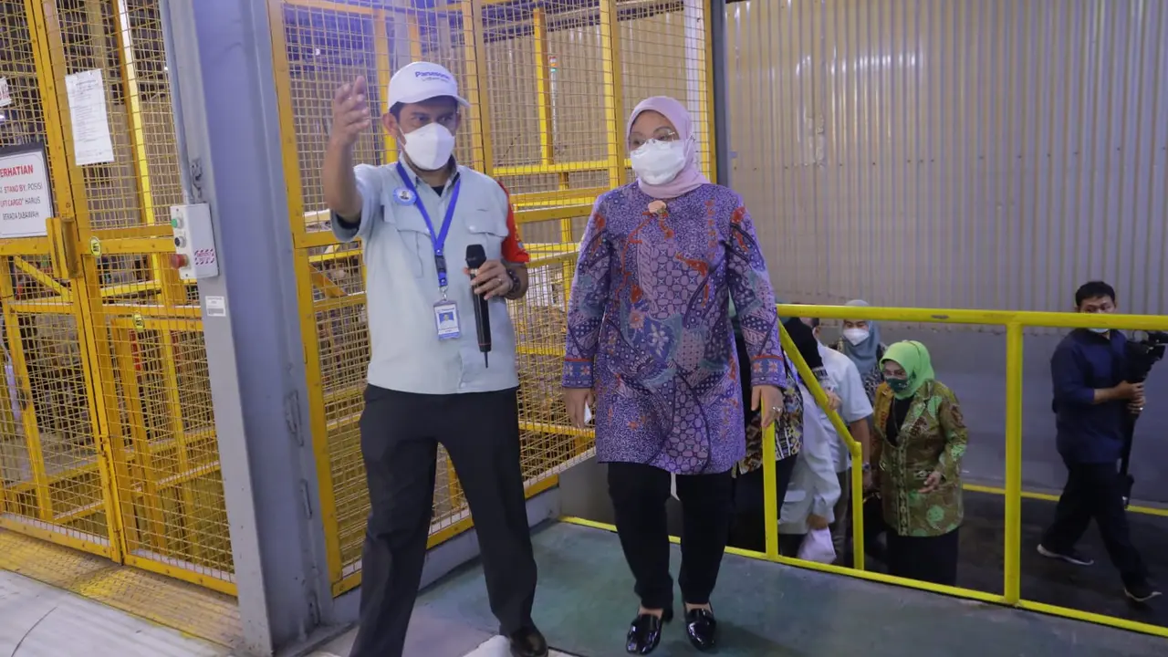 Menaker Ida Fauziyah saat meninjau dan mensosialisasikan Penerapan Protokol Kesehatan Bagi Perusahaan Kategori Esensial