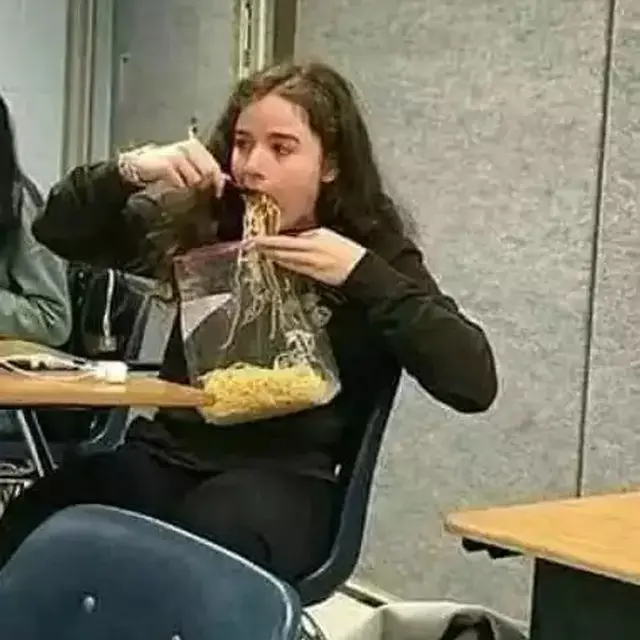 6 Potret Kursi di Belakang Kelas Ini Nyeleneh Banget, Bikin Tepuk Jidat