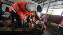 Pekerja memasang bata saat mengikuti pelatihan dan di Workshop Balai Jasa Konstruksi, Jakarta (6/12). Kegiatan ini merupakan bagian dari empat fokus kegiatan CSR Palyja. (Liputan6.com/Faizal Fanani)