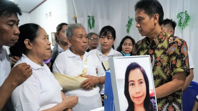Potret Saat Menteri Kesehatan Budi Gunadi Sadikin Pergi Melayat ke Rumah Dokter Mawar di Makassar, Sulawesi Selatan (Sumber: Dokumentasi Kemenkes RI)