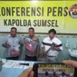 Kabid Humas Polda Sumsel Kombes Pol Supriadi menunjukkan barang bukti berupa senjata api rakitan jenis revolver yang diamankan dari tangan pelaku perampokan (Liputan6.com / Nefri Inge)