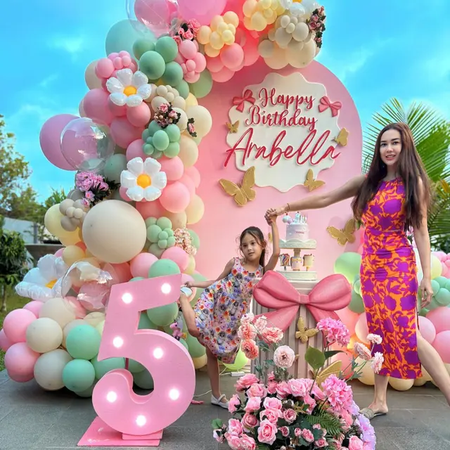 7 Potret Aura Kasih Rayakan Ulang Tahun ke-5 Putrinya, Dapat Hadiah Kelinci