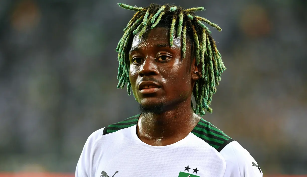 Gelandang Prancis, Manu Kone yang berusia 22 tahun dan sejak tengah musim 2020/2021 membela Borussia Monchengladbach ini tercatat dalam deretan pemain termahal di ajang Euro U-21 2023 dengan memiliki nilai pasar 40 juta euro atau setara Rp657 miliar. Pemain yang belum memiliki caps bersama timnas senior ini hingga kini telah bermain dalam 7 laga bareng Timnas U-21 Prancis. (AFP/Uwe Kraft)