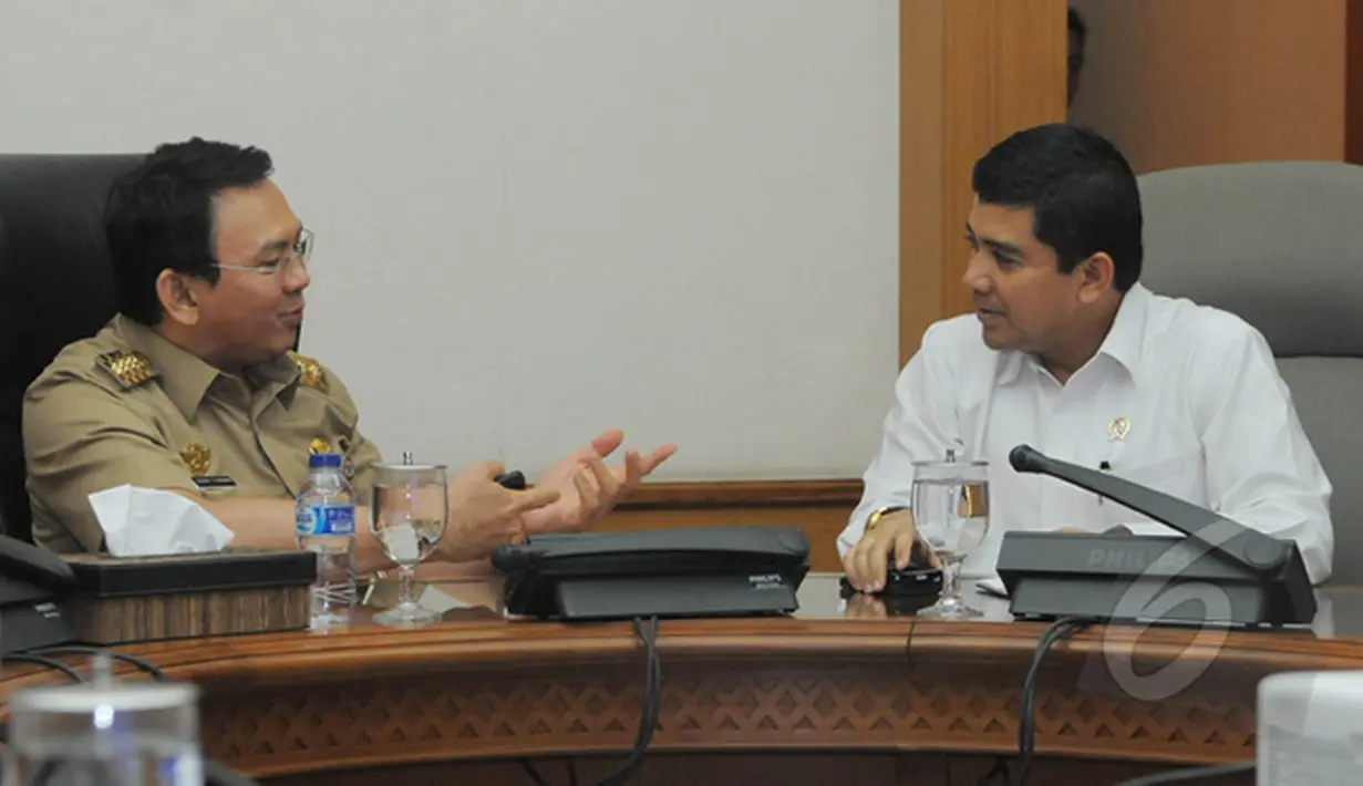 Menpan-RBYuddy Chrisnandi (kanan) berbincang dengan Gubernur DKI Jakarta Basuki Tjahaja Purnama di Balaikota Jakarta, Selasa (3/2/2015). Pertemuan itu membahas sistem penggajian PNS terkait tunjangan kinerja daerah (TKD). (Liputan6.com/Herman Zakharia)