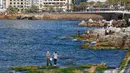 Orang-orang menikmati waktu senggang di Beirut, Lebanon, pada 3 Mei 2020. Lebanon telah mengurangi langkah-langkah mobilisasi umum dengan mengizinkan restoran untuk melayani sejumlah kecil pelanggan mulai 4 Mei dan menerapkan jam operasional untuk sektor-sektor lainnya. (Xinhua/Bilal Jawich)
