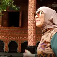 Potret Dorce Gamalama di rumah gadang miliknya (Sumber: YouTube/Good Friend)