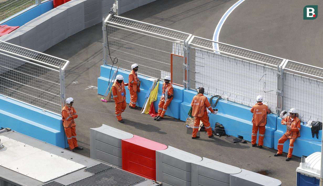 <p>Sejumlah marshall tengah bertugas&nbsp;jelang balapan&nbsp;di Jakarta International e-Prix Circuit (Jakarta E-Prix), Ancol pada Jumat (4/6/2022). (Bola.com/M Iqbal Ichsan)</p>