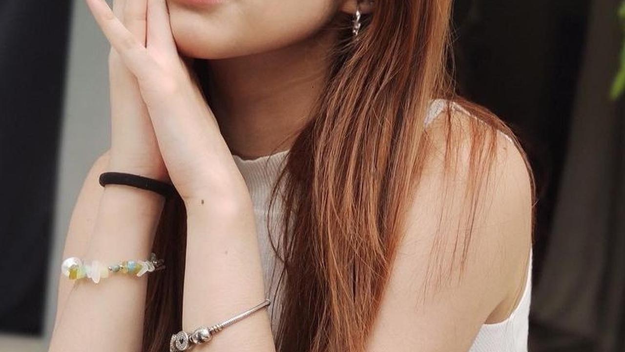 Punya akting yang mumpuni, wanita berusia 22 tahun kini bermain di sinetron Dia Yang Kau Pilih sebagai Mona.