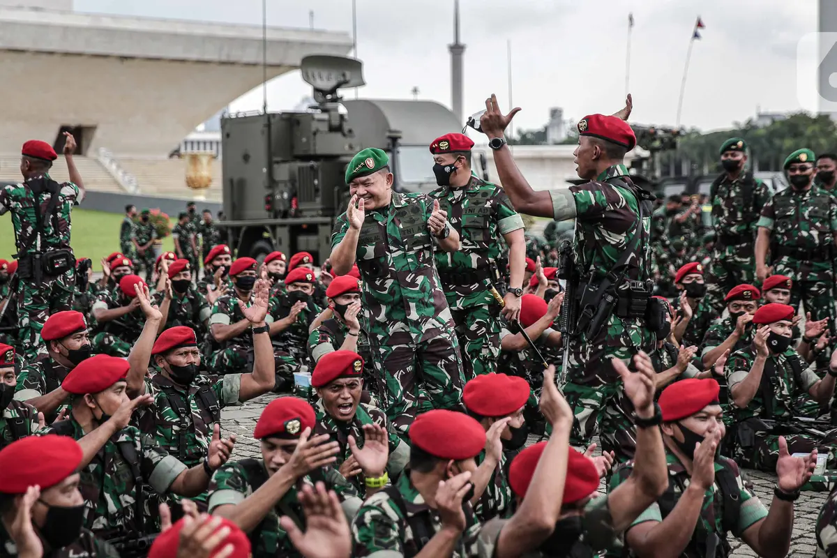 FOTO: Jenderal Dudung Tinjau Kesiapan Pasukan Usai Apel di Monas