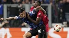 Bek Liverpool Ibrahima Konate berebut bola dengan penyerang Atalanta Gianluca Scamacca pada duel leg kedua perempat final Liga Europa 2023/2024 di Gewiss Stadium, Jumat (19/4/2024) dini hari WIB. (AP Photo/Antonio Calanni)