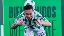 Pemain baru Real Betis asal Brasil Antony Santos berpose saat presentasinya di Ciudad Deportivo Luis del Sol di Seville pada 5 Februari 2025. (CRISTINA QUICLER/AFP)