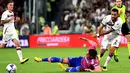 Pemain depan Juventus, Dusan Vlahovic (tengah) berebut bola dengan gelandang Salernitana Dylan Bronn pada pekan keenam Liga Italia Serie A musim 2022/2023 di Allianz Stadium, Senin (12/8/2022) dini hari WIB.  Juventus harus puas hanya bermain imbang 2-2 kala menjamu Salernitana. (Photo by Isabella BONOTTO / AFP)