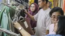 Masyarakat pun bisa membeli ragam busana yang ada secara eceran maupun grosiran. (Liputan6.com/Angga Yuniar)