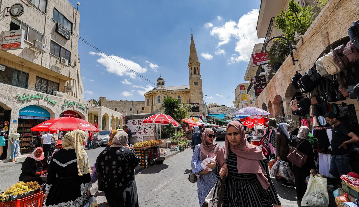 Warga Palestina berbelanja di pasar di kota tua Betlehem di Tepi Barat yang diduduki (14/9/2021).  Ekonomi Palestina diperkirakan akan tumbuh empat persen pada tahun 2021 setelah terpukul pada tahun 2020 akibat pandemi COVID-19. (AFP/Emmanuel Dunand)