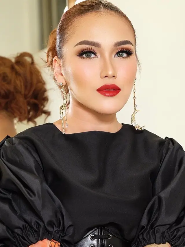 Potret Ayu Ting Ting dengan Makeup Tebal, Bikin Pangling