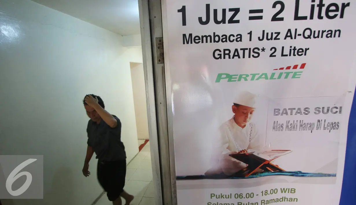 Pertamina membuat program membaca 1 Juz Al Quran mendapatkan gratis 2 liter Pertalite di 5 SPBU di Jakarta, Rabu (8/6). SPBU yang menjalankan program tersebut Kalimalang, Abdul Muis dan Kuningan (Liputan6.com/Immanuel Antonius)