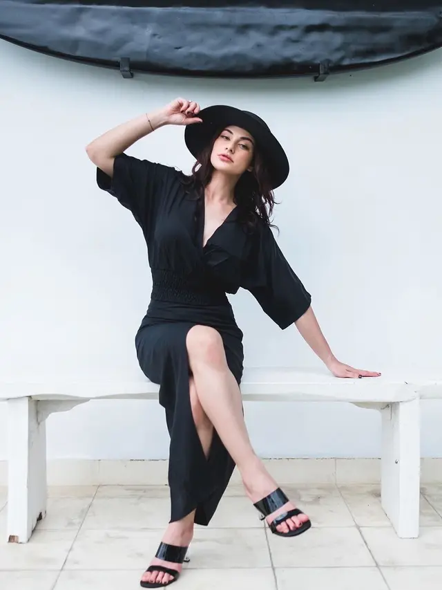 Gaya Kasual Nora Alexandra Kenakan Baju Berwarna Hitam. (Sumber: Instagram/ncdpapl)